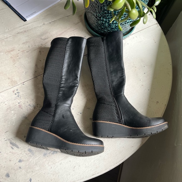 Nearly New black vegan leather boots - Picture 4 of 5